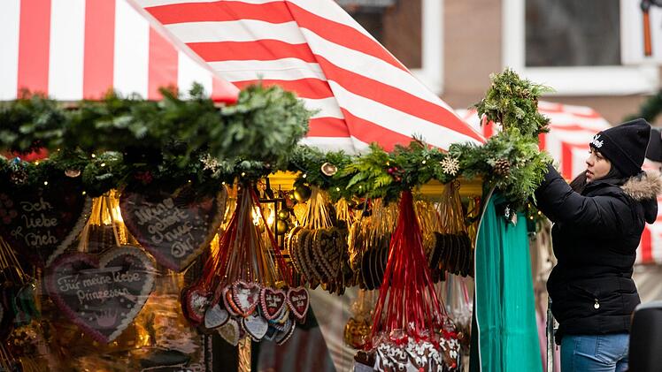 Damit die Besucher ihre Zeit am Christkindlesmarkt auch ohne Sorgen genie&szlig;en k&ouml;nnen, greift wie in den vergangenen Jahren ein Sicherheitskonzept von Veranstalter, Stadt und Polizei. Foto: Daniel Karmann/dpa/dpa-Bildfunk