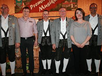 Mit Silber und Gold für langjährige Treue und Musiktätigkeit ehrten Vorsitzender Mario Köth (rechts) und Dirigent Thomas Kirchner (von links) Siegmar Schum, Roland Kirchner, Wolfgang Reith und Judith Schuhmann. Gabriele Sell