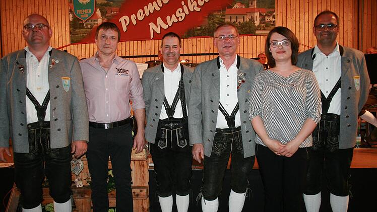 Mit Silber und Gold für langjährige Treue und Musiktätigkeit ehrten Vorsitzender Mario Köth (rechts) und Dirigent Thomas Kirchner (von links) Siegmar Schum, Roland Kirchner, Wolfgang Reith und Judith Schuhmann. Gabriele Sell
