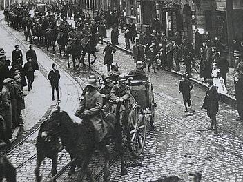 Das Bild vom 3. Mai 1919 dokumentiert den Abmarsch der Artillerie von Bamberg nach München und zeigt deutlich, wie Stadt und Militär einst zusammengehört haben. Das Foto ziert auch die Titelseite der neuen Veröffentlichung "Bamberg. Militär und Stadt". Repro: Marion Krüger-Hundrup/Quelle: Staatsbibliothek Bamberg