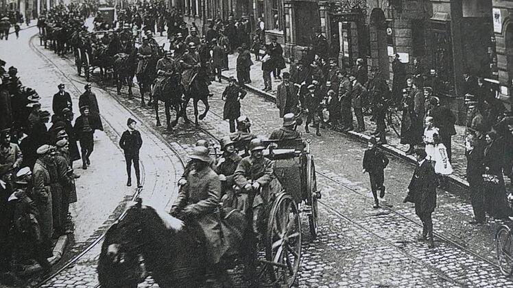 Das Bild vom 3. Mai 1919 dokumentiert den Abmarsch der Artillerie von Bamberg nach München und zeigt deutlich, wie Stadt und Militär einst zusammengehört haben. Das Foto ziert auch die Titelseite der neuen Veröffentlichung "Bamberg. Militär und Stadt". Repro: Marion Krüger-Hundrup/Quelle: Staatsbibliothek Bamberg