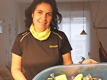 Susanne Plum wollte eigentlich gemeinsam mit Nanni Höppner und den Übungsleitern gelbe Schaltücher mit SCA-Logo verteilen. Foto: J. Blum