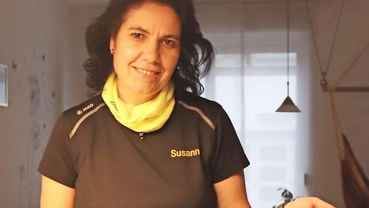 Susanne Plum wollte eigentlich gemeinsam mit Nanni Höppner und den Übungsleitern gelbe Schaltücher mit SCA-Logo verteilen. Foto: J. Blum