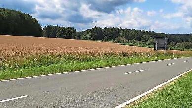 Auf diesem Getreidefeld (von Obertrubach kommend in Richtung Neudorfer Höhe), das Gemeinderat Hermann Frieser gehört, entsteht der Solarpark Obertrubach.