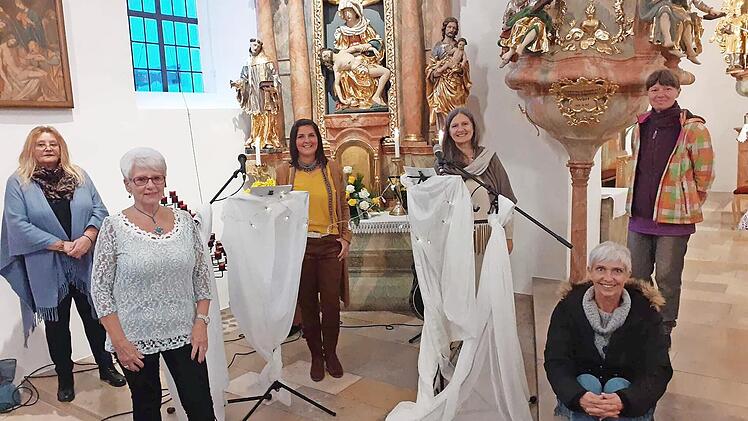 Ihre Gedanken, Musik und Gesang zum Advent gingen zu Herzen und führten aus der St.-Nikolaus-Kirche Windheim in die nachdenkliche Adventszeit ein. Von links Michaela Löffler, Hilde Preinl, Alexandra Förtsch, Ute Fischer- Petersohn, Birgit Schmitt, Monika Schuster.