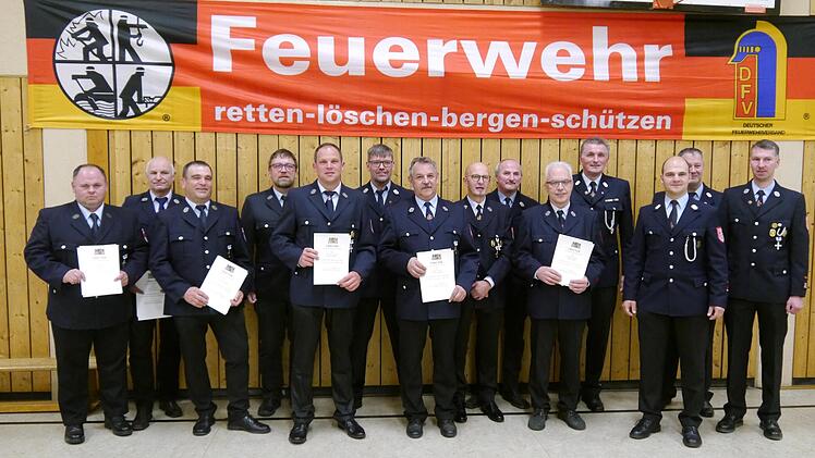 Die Geehrten der drei Feuerwehren des Marktes präsentieren sich mit ihren Kommandanten: (von links) Frank Brust, Bernd Fritz, Rudi Beck, Michael Hornung, Andreas Wehner, Timo Schuhmann, Lothar Morber, Roland Wiegand, Hubert Schmitt, Burkard Beck, ...