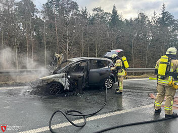 A73 bei Bamberg: Pkw fackelt in Ausfahrt Bamberg Ost ab