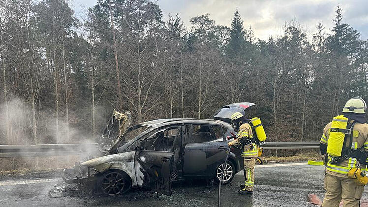 A73 bei Bamberg: Pkw fackelt in Ausfahrt Bamberg Ost ab