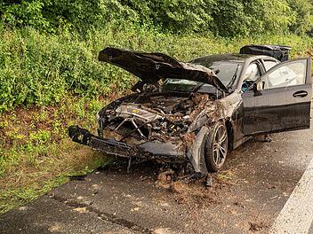 Schock für Fahranfänger im Kreis Coburg - Auto überschlägt sich in Straßengraben