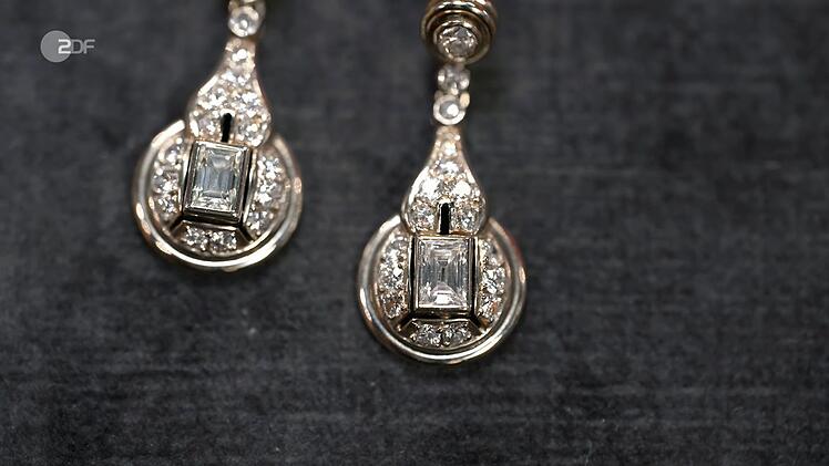 Die Ohrh&auml;nger mit Diamanten aus den 1930er-Jahren hatten einen Wert von 1.400 bis 1.700 Euro. Den Zuschlag bekam Julian Schmitz-Avila bei 1.800 Euro.