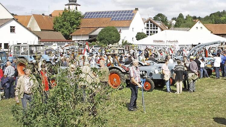Der Andrang beim Eicher-Treffen war heuer so groß wie nie. 5000 Besucher wollten sich die Kult-Trecker aus der Nähe anschauen.