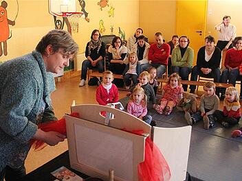 Elisabeth Kinalele ist für den Schwerpunkt Sprache und Integration im Brückenauer Kindergarten zuständig. Ihrer Geschichte vom Plüschbären lauschten die Kinder aufmerksam. Foto: Gerd Schaar