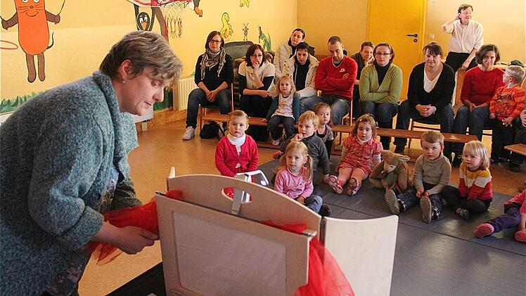 Elisabeth Kinalele ist für den Schwerpunkt Sprache und Integration im Brückenauer Kindergarten zuständig. Ihrer Geschichte vom Plüschbären lauschten die Kinder aufmerksam. Foto: Gerd Schaar