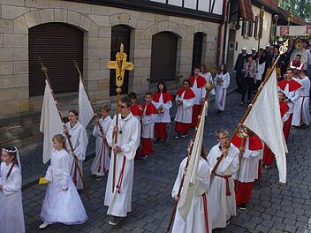 An der Fronleichnamsprozession nahmen die Vereine mit Fahnenabordnungen, die Kommunionkinder, die Feuerwehr, das BRK, die Polizei, Bürgermeister und Stadträte teil. Foto: Heike Schülein