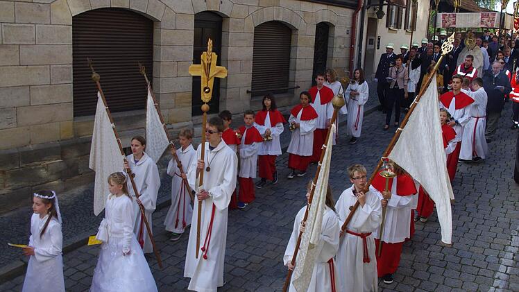 An der Fronleichnamsprozession nahmen die Vereine mit Fahnenabordnungen, die Kommunionkinder, die Feuerwehr, das BRK, die Polizei, Bürgermeister und Stadträte teil. Foto: Heike Schülein