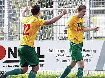 Der Torschütze zum 3:0, Roland Kropf, jubelt nach seinem Treffer. Mit ihm freut sich Johannes Rosiwal (l.). Fotos: sportpress