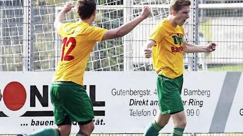 Der Torschütze zum 3:0, Roland Kropf, jubelt nach seinem Treffer. Mit ihm freut sich Johannes Rosiwal (l.). Fotos: sportpress