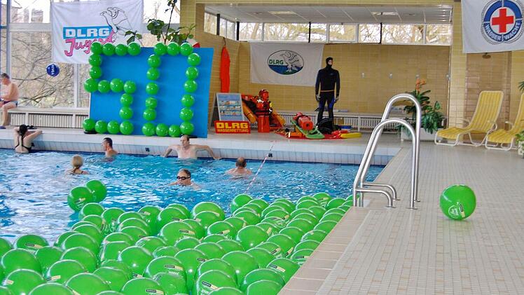 Hat bereits ein halbes Jahrhundert "auf dem Buckel": Bad Kissingens Hallenschwimmbad. Fotos: Sigismund von Dobschütz