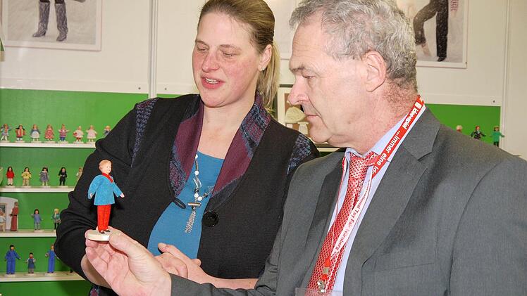 Iris Bernd und Neustadts Oberbürgermeister Frank Rebhan mit einem der "Caco"-Premiumfiguren.   Foto: Berthold Köhler