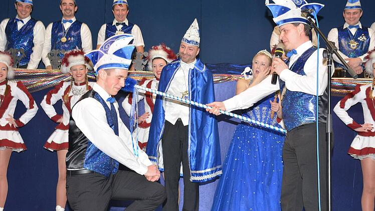 Stefan Lüdecke (rechts) gab nach über 20 Jahren sein Zepter aus der Hand und schlug Christian Hofmann (links) zum neuen Zeremonienmister der Ermetzia.  Fotos: Gerhard Schmidt