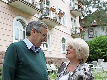 Gisèle Spiegel im Garten des Kurheims Eden-Park im Gespräch mit Abraham Lehrer, der Paul Spiegel als Vorsitzender der Zentralwohlfahrtsstelle der Juden in Deutschland nachfolgte. Foto: Thomas Mäuser