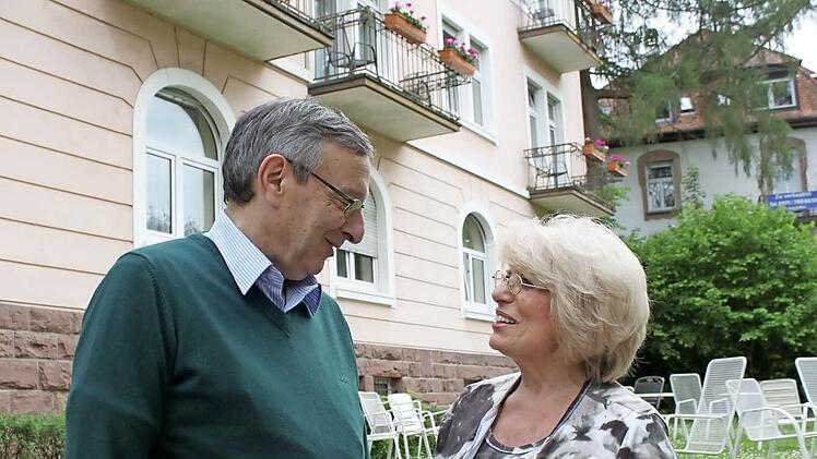 Gisèle Spiegel im Garten des Kurheims Eden-Park im Gespräch mit Abraham Lehrer, der Paul Spiegel als Vorsitzender der Zentralwohlfahrtsstelle der Juden in Deutschland nachfolgte. Foto: Thomas Mäuser