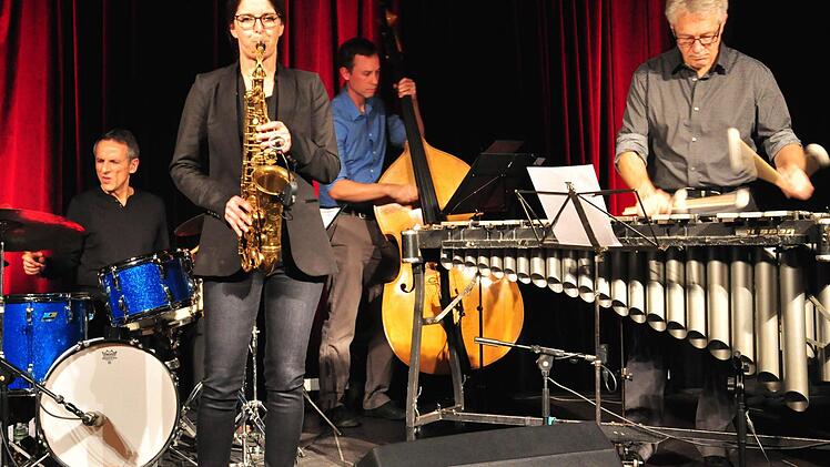 "Klaro!", das Quartett der österreichischen Saxophonistin Karolina Strassmayer und des New Yorker Schlagzeugers Drori Mondlak, in dem außerdem der in Recklinghausen geborene Vibraphonist Stefan Bauer und der aus Portland stammende Bassist Mike McGuirk mitspielten, begeisterte das Publikum in der Rathaushalle in Haßfurt. Foto: Ulrike Langer