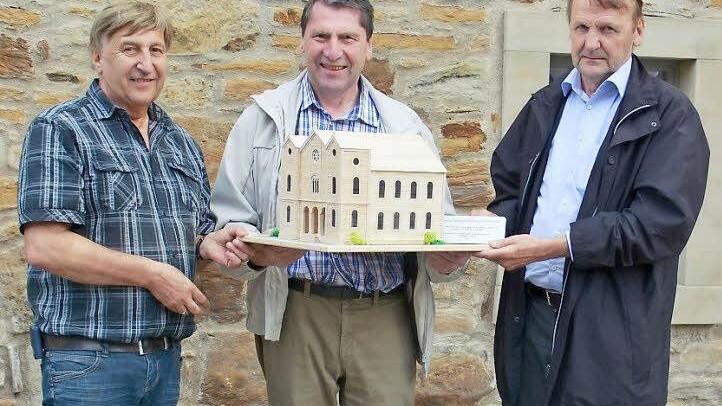 Hanns Friedrich, Vorsitzender im Verein für Heimatgeschichte im Grabfeld und sein Stellvertreter Reinhold Albert, nahmen von Siegfried Schwinn (Mitte) das Modell der Synagoge entgegen.  Foto: Andrea Friedrich