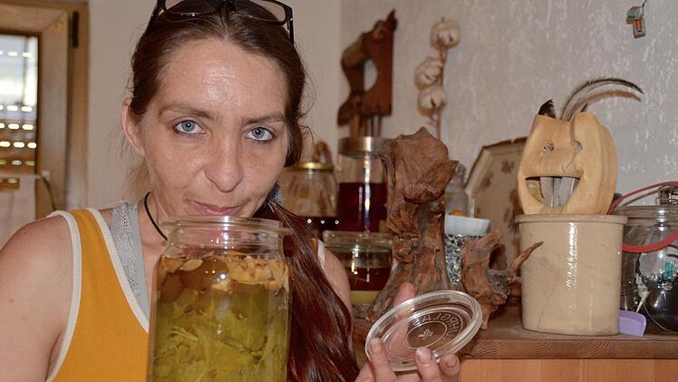 Sabine Sterker wohnt in Oehrberg und versorgt sich über ihren Garten selbst. In ihrer Küche verarbeitet sie jedoch nicht nur Obst und Gemüse, sondern auch Kräuter, Beeren und Wurzeln, die sie für Medizin oder Liköre ansetzt. Foto: Kathrin Kupka-Hahn