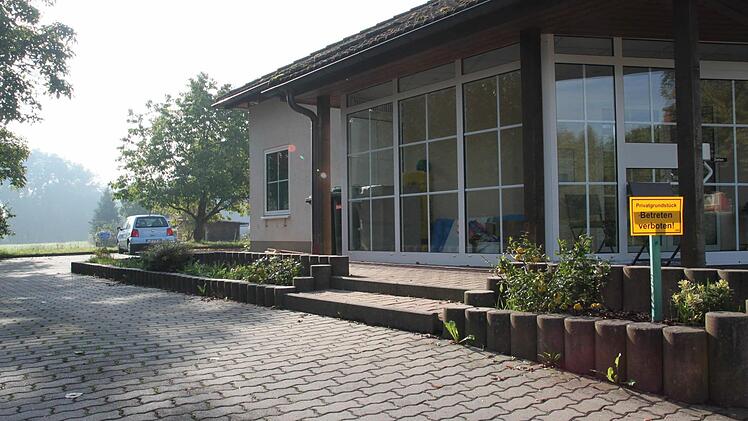 Bei Gottesdiensten in der Strössendorfer St.-Katharina-Kirche wurde oft auf dem Parkplatz der ehemaligen Raiffeisenbank-Filiale geparkt. Damit ist jetzt Schluss. Das Gelände wurde an einen Privatmann verkauft, der das nicht mehr duldet. Foto: Stephan Stöckel.