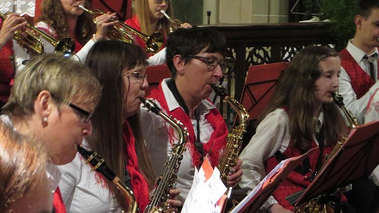 Vier Saxophone im Einklang (von links): Petra Vogler, Karin Groh, Susanne Weber und Romina Fuchs. Foto: Inge Morschhäuser