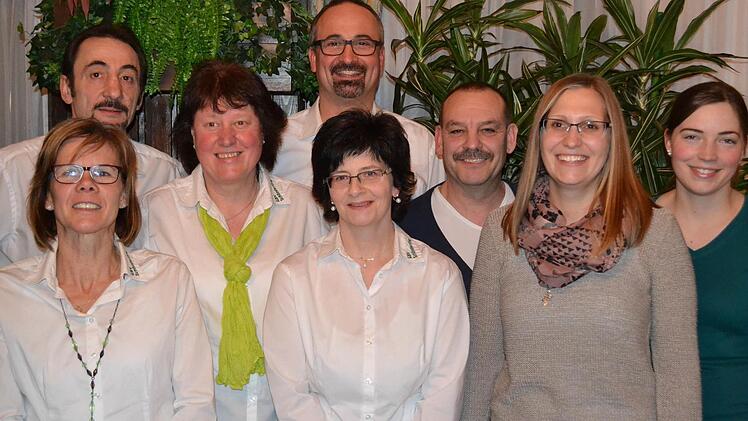 Der neue Vorstand des Obst- und Gartenbauvereins Schönderling präsentiert sich nach der Wahl, die bestens vorbereitet war und so zügig über die Bühne ging: Hubert Beck, Sabina Hahn, Sigrid Schroll, Armin Hahn, Alexandra Müller, Karlheinz Schuhmann, Marie Cathrin Müller und Nadja Greifensteiner. Foto: Beatrix Lieb
