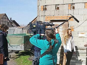 Sie renovieren gerade an allen Ecken und Enden: Monika Grabski und Sebastian Oppel (hinten) erzählen dem Filmteam von der Herausforderung, der sie sich gestellt haben. Vorne rechts steht der Bundorfer Bürgermeister Hubert Endres. Foto: MariaLöffler