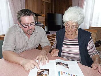 Vorsitzender Thomas Steinlein blättert zusammen mit Margarete Steinlein in der Chronik des Ortsverbandes. Foto: Werner Reißaus