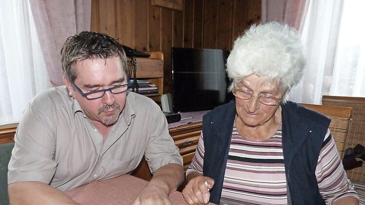 Vorsitzender Thomas Steinlein blättert zusammen mit Margarete Steinlein in der Chronik des Ortsverbandes. Foto: Werner Reißaus