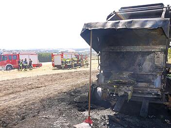 Hoher Sachschaden entstand bei drei Bränden im Landkreis Coburg. Ein Raub der Flammen wurde auch diese landwirtschaftliche Maschine in Großheirath. Die Polizei bezifferte den in Großheirath entstandenen Schaden auf rund 50.000 Euro.Foto: Archiv/Berthold Köhler