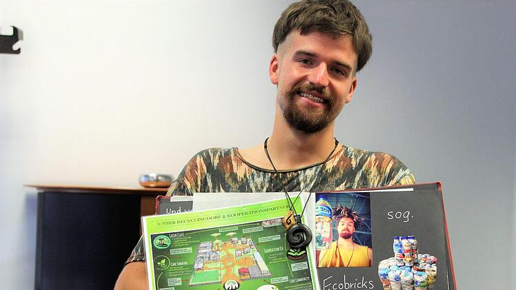 Sebastian Keilholz aus Bamberg zeigt eine Skizze des Recycling-Dorfes, das sein "Project Wings" auf Suma-tra bauen will. Diana Fuchs