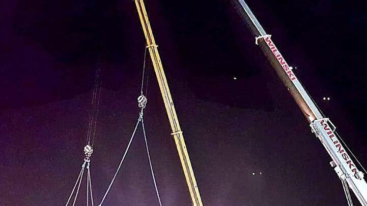 Schwierig gestaltete sich die Bergung des Reisebusses in den Abend- und Nachtstunden. Mit zwei Kränen wurde er nach oben auf die Autobahn gehievt. Das Technische Hilfswerk Mellrichstadt unterstützte bei der Ausleuchtung und Bergung .  Foto: Marco Wenzel