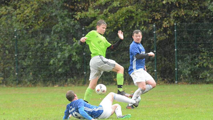Die H&uuml;rde FC Westheim war f&uuml;r die SG Waldfenster/Lauter mit 0:2 dann doch etwas zu hoch. Hier schaut der Westheimer Florian Stein (rechts) seinem Teamkollegen Andreas Graup zu, wie er Frederik Schmitt in die Parade f&auml;hrt. Foto: ssp