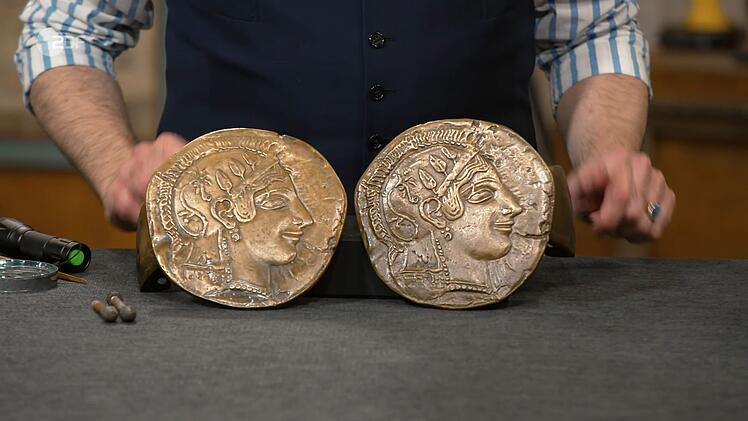 Verkauft wurden hingegen zwei T&uuml;rgriffe aus Bronze aus den 1970er-Jahren in Form antiker M&uuml;nzen mit einem Gesamtwert von 600 bis 800 Euro. Susanne Steiger zahlte sogar 1.100 Euro.