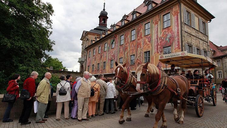 Eine von vielen Bamberger Touristenattraktionen: Kutschfahrt durch die Altstadt   Foto: Matthias Hoch