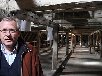 Reinhard Stelzer führt am Tag des offenen Denkmals auch in das Dach der Stiftskirche. Dieser Bereich ist normalerweise nicht für Besucher zugänglich.  Fotos: Jürgen Gärtner