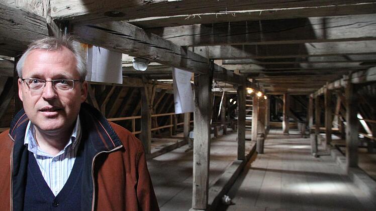 Reinhard Stelzer führt am Tag des offenen Denkmals auch in das Dach der Stiftskirche. Dieser Bereich ist normalerweise nicht für Besucher zugänglich.  Fotos: Jürgen Gärtner