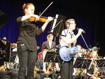 Einer der mutigsten und gelungensten Auftritte überhaupt: Lucas Gröbel aus der Q 11 sang "Music" von John Miles, Lena Schäfer spielte auf der E-Violine und die Big Band sorgte für richtig coolen Sound dazu Fotos: Adam