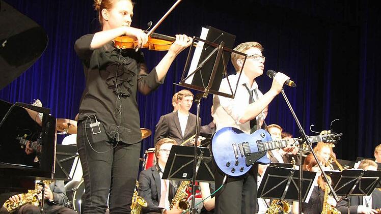 Einer der mutigsten und gelungensten Auftritte überhaupt: Lucas Gröbel aus der Q 11 sang "Music" von John Miles, Lena Schäfer spielte auf der E-Violine und die Big Band sorgte für richtig coolen Sound dazu Fotos: Adam