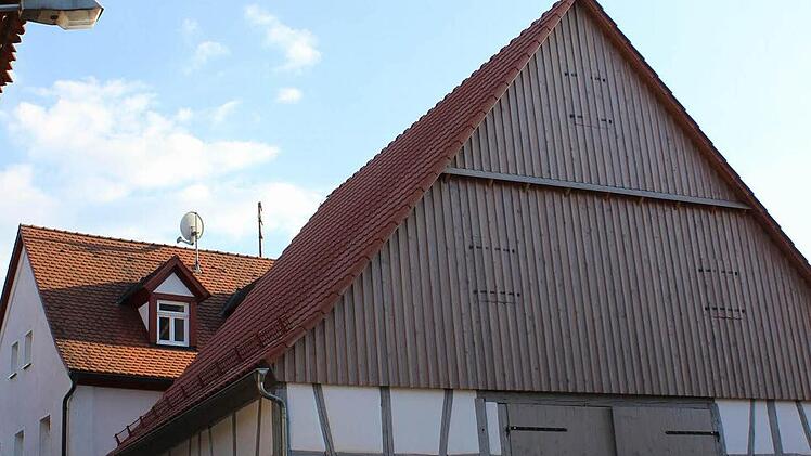 Einen FSV-Schmuckziegel gab es für die gelungene Umnutzung einer Scheune (19. Jahrhundert) in Weingarts 90.