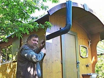 Schmuckstück: Schreinermeister Matthias Fahl legt letzte Hand an einen Schäferwagen an, den er und seine Mitarbeiter in seiner Werkstatt gebaut haben.  Fotos: Alfred Kordwig