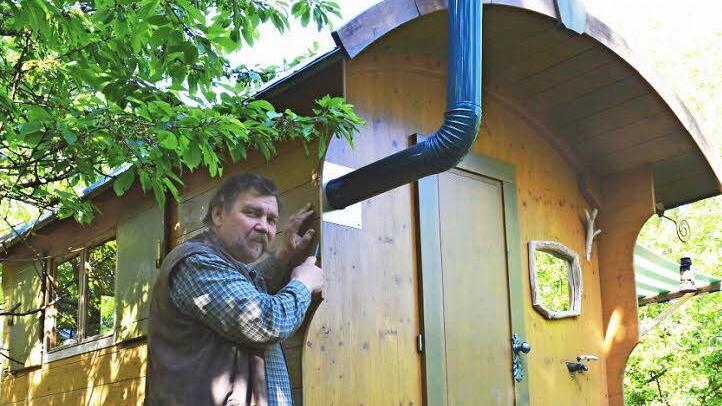 Schmuckstück: Schreinermeister Matthias Fahl legt letzte Hand an einen Schäferwagen an, den er und seine Mitarbeiter in seiner Werkstatt gebaut haben.  Fotos: Alfred Kordwig