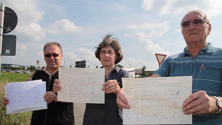 Über 380 Unterschriften haben die Gegner des XXXLutz schon gesammelt (die Namen wurden von der Redaktion unkenntlich gemacht). "Es steht also nicht jeder hinter dem Projekt", sagen (von links) Jochen Neumann vom Landesbund für Vogelschutz, die Himmelkronerin Wilhelmine Denk und der Vorsitzende des Bund Naturschutz Himmelkron, Hans Cyba. Foto: Jürgen Gärtner