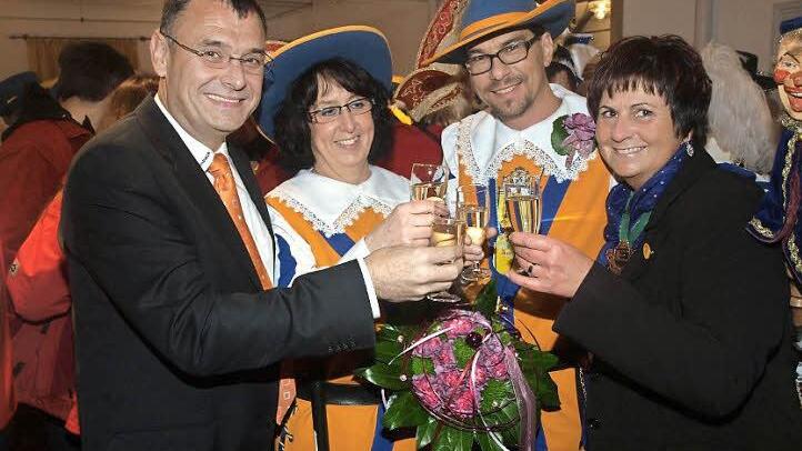 Das amtierende Prinzenpaar Jutta III. und Andreas I., hier zusammen mit Sitzungspräsidentin Silvia Reith (rechts) und 3. Bürgermeister Robert Erhard beim Rathaussturm. Foto: Archiv/Stefan Geiger